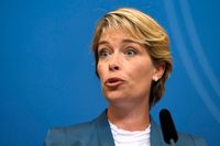 Socialminister Annika Strandhäll (S) är bekymrad över läget inom barncancervården.