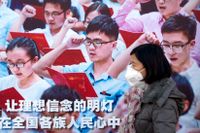 Tiden före höstens partikongress framstår nu som en gyllene epok för tankepluralism, skriver Ola Wong. På bilden en affisch i Peking där studenter reciterar kommunistpartiets konstitution.