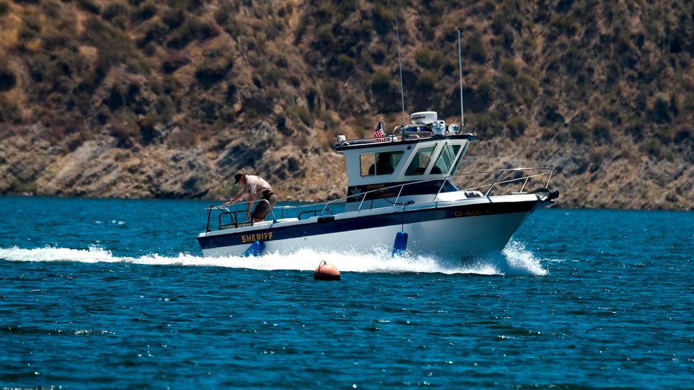 En polisbåt på Lake Piru i Kalifornien, där Naya Rivera drunknade.