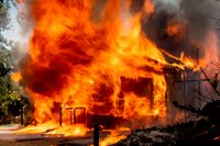Lågor från den så kallade Ekbranden slukar ett hem i Mariposa County, Kalifornien.