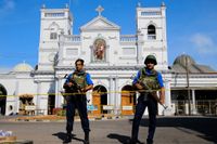 Lankesiska soldater på vakt dagen efter attackerna i Colombo.