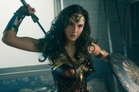 Gal Gadot som Wonder Woman, en superhjälte vi längtat efter menar SvD:s recensent Elias Björkman.