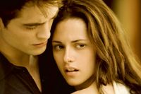 Edward (Robert Pattinson) och Bella (Kristen Stewart) gifter sig och blir föräldrar i Breaking Dawn del 1.