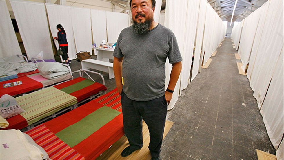 Ai Weiwei står framför vad som ska bli sovutrymmen i hans installation i Dokumenta 12 i tyska Kassel 2007. Hans verk var det dyraste på utställningen, och kostade 3,1 miljoner euro enligt AP.