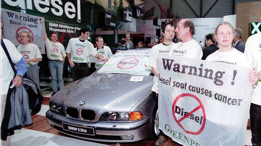 Greenpeace attackerade BMW:s dieselsatsning redan 1999, i Genève.
