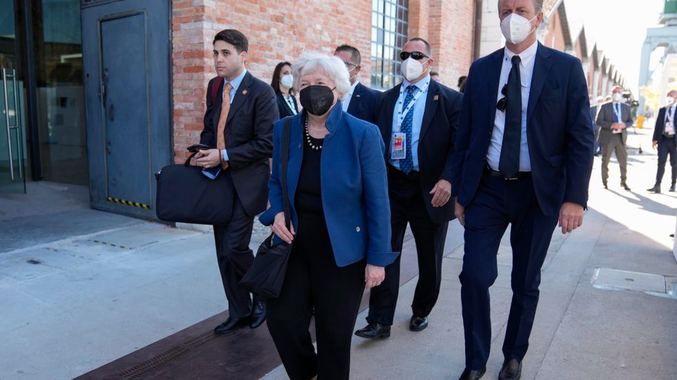 USA:s finansminister Janet Yellen på väg till mötet i Venedig.