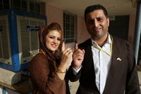 Ett kurdiskt par visar sina bläckfärgade fingrar efter att ha röstat i en folkomröstning om självständighet för kurderna i norra Irak, måndagen den 25 september. 
