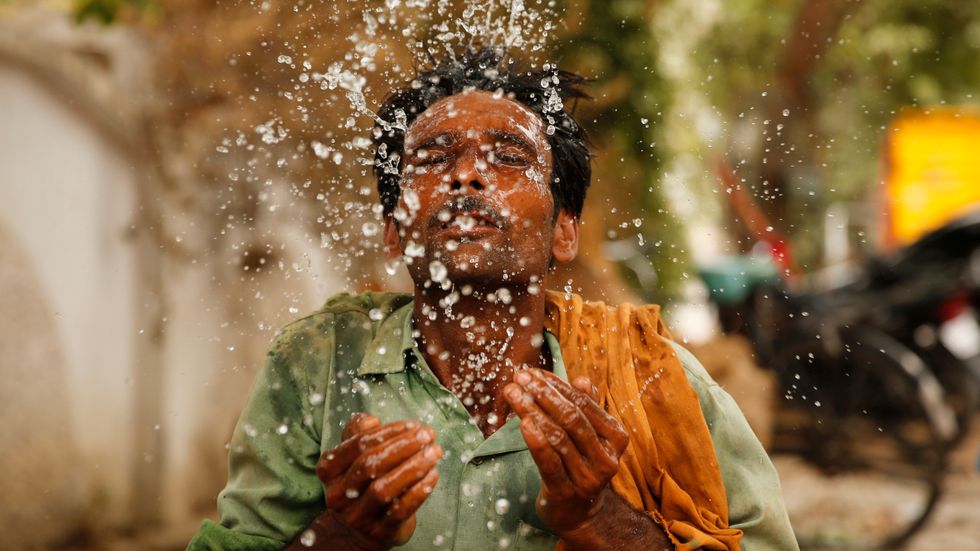En arbetare kyler av sig i indiska Prayagraj. I framtiden kommer högre temperaturer leda till lägre produktivitet, skriver ILO i en ny rapport. Arkivbild.