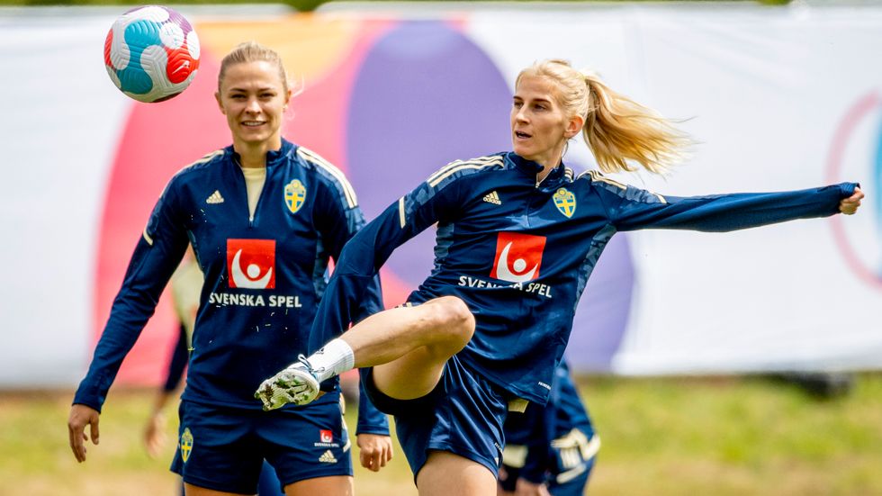Fridolina Rolfö och Sofia Jakobsson under landslagets träning och pressträff i Carden Park, Sheffield, England på måndagen.