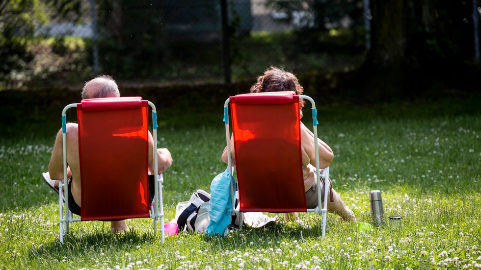 Solbadare som var ute när Stockholm senast var varmt – i början på juli.
