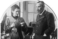 Marie och Pierre Curie i sitt laboratorium.