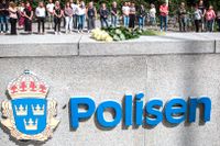 En tyst minut hölls i Polishusparken på Kungsholmen efter att en polis sköts till döds i Biskopsgården i Göteborg under onsdagskvällen.