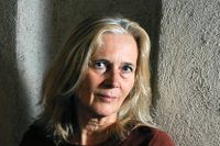 Katarina Frostenson, född 1953, är en flerfaldigt prisbelönad författare, poet och översättare. Hon debuterade 1978 och har gett ut ett tjugotal diktsamlingar, essäböcker och dramer. Under åren 1992–2019 satt hon på stol 18 i Svenska Akademien.