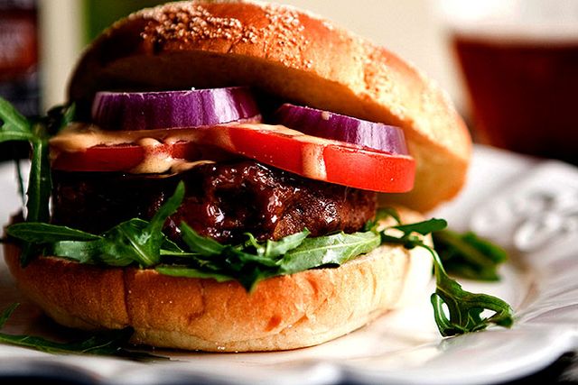Ät mer vegetariskt så lever du längre, visar en amerikansk studie. Ovan en veganburgare med chipotle- och tahinidressing.