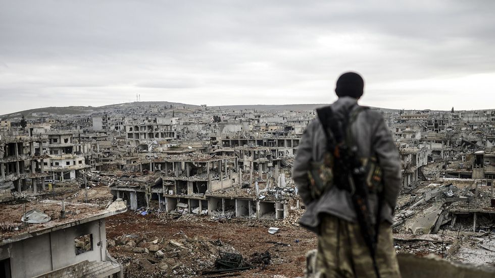 Kurdisk soldat blickar ut över Kobane.