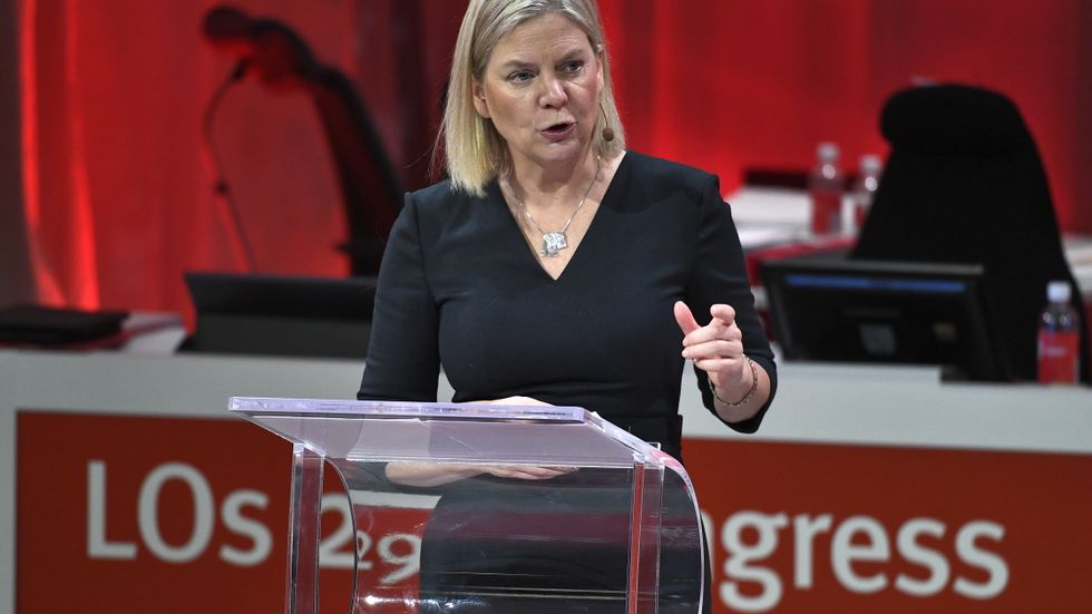 Statsminister Magdalena Andersson håller tal på LO:s pågående kongress i Folkets Hus i Stockholm.