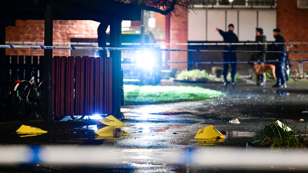 Polis, avspärrningar och specialsökhund på plats på en innergård i Kristianstad efter ett mordförsök på söndagskvällen.