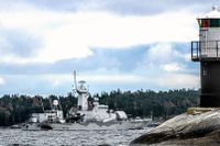 Korvetten HMS Stockholm passerar fyren Fjärdhällan under ubåtsjakten 2014.