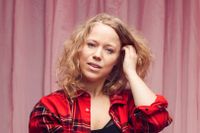Olivia Bergdahl har en bakgrund i estradpoesin. Hennes diktsamling ”Barnet” nominerades till Augustpriset 2019. 