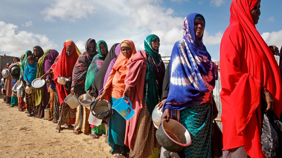 FN larmar för att Somalia drabbas av en ovanlig torkeperiod. Arkivbild av kvinnor som väntar på mat och vatten vid en flyktinganläggning utanför Mogadishu, den 18 maj.