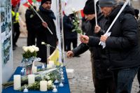 Iranier håller en minnesstund och manifestation på Mynttorget i Stockholm strax efter kraschen i januari för att hedra de omkomna i Iran.