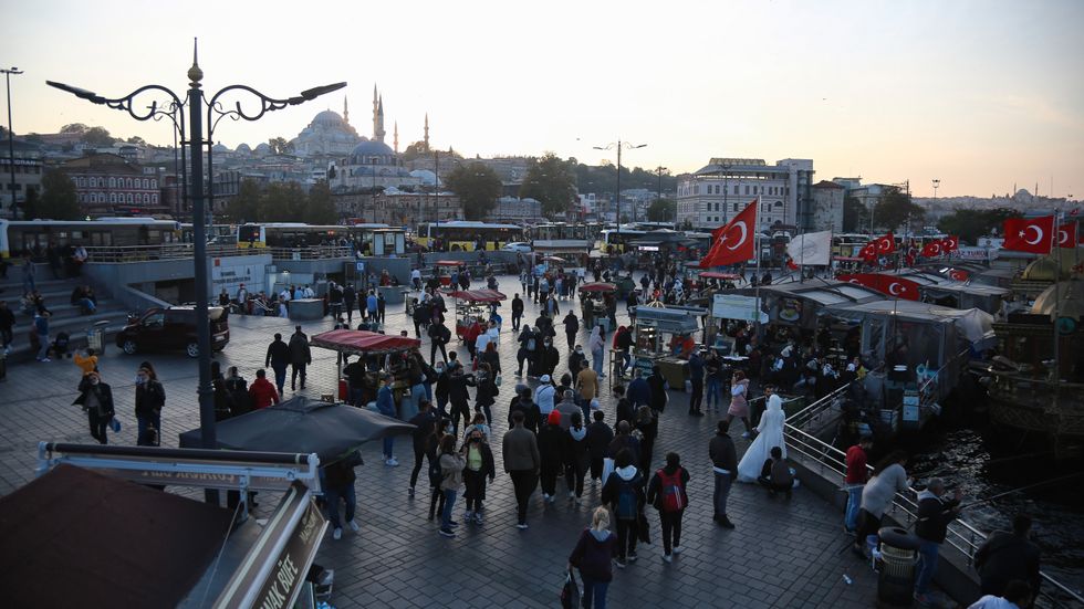 Människor på Eminonu-torget i Istanbul, Turkiet, torsdagen den 14 oktober. 