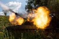 Ukrainskt artilleri skjuter mot ryska ställningar i Charkivområdet.