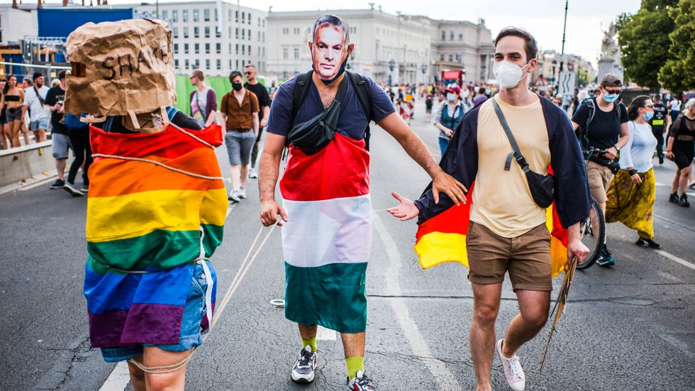 Lagen har kritiserats på flera håll, här i ett pridetåg i Berlin där en person bär en mask föreställande Ungerns premiärminister Viktor Orbán. Arkivbild.