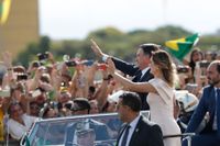 Med hustrun Michelle Bolsonaro vid sin sida vinkar Brasiliens nyinstallerade president Jair Bolsonaro till sina anhängare i huvudstaden Brasilia.