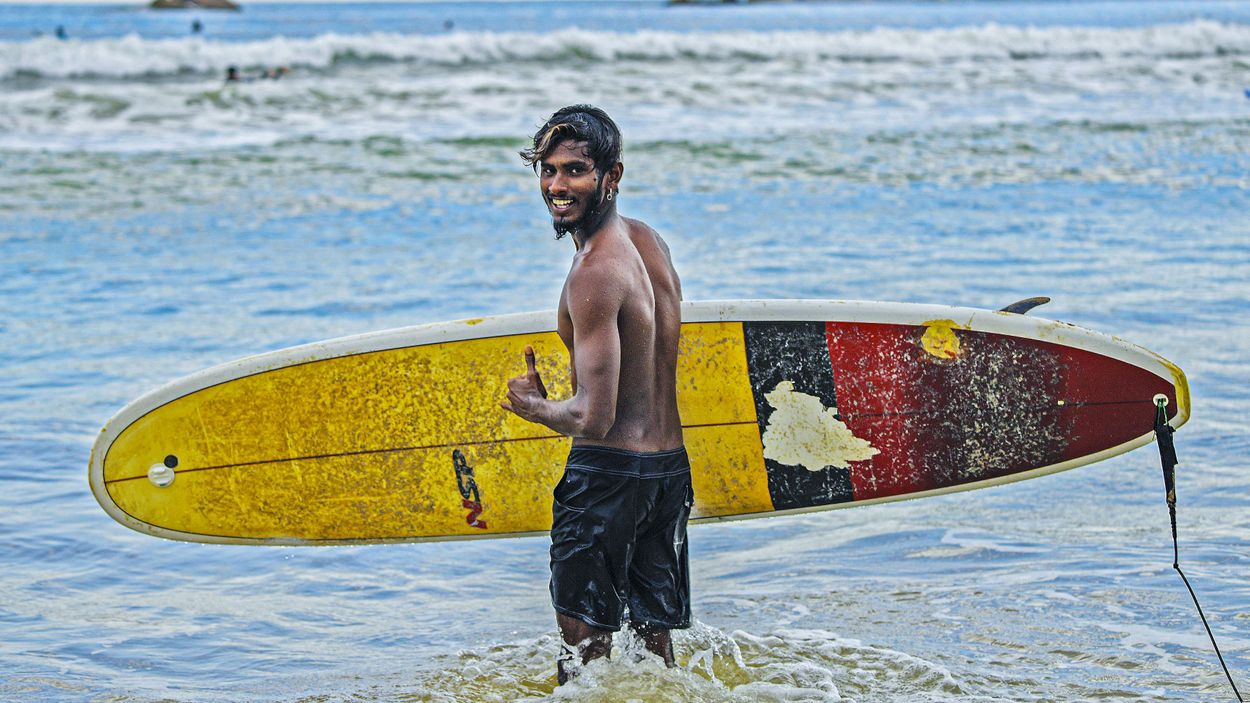 Lahiru Sampath är en av många surfinstruktörer vid stranden i Weligama, där han arbetar med att lära turister surfa. 
