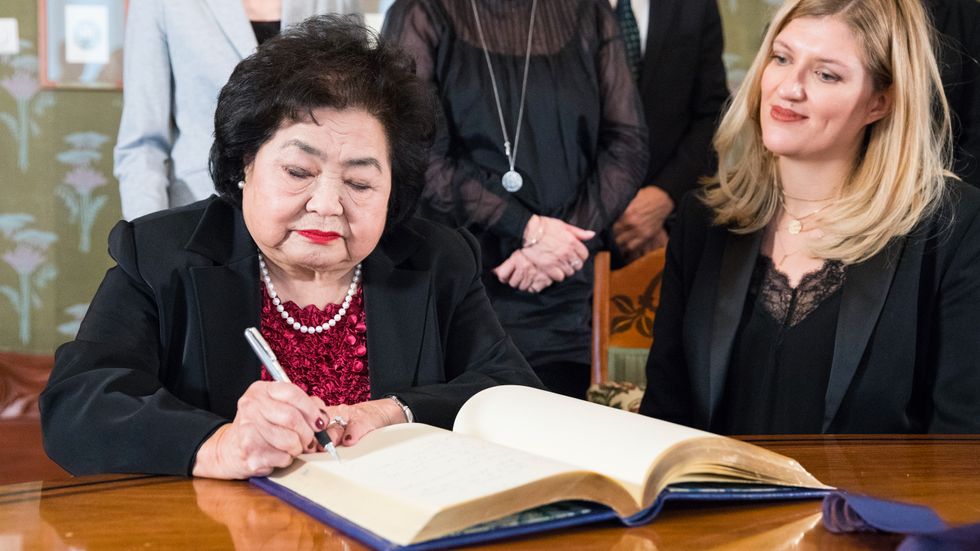 Hiroshima-överlevaren Setsuko Thurlow tillsammans med 2017 års vinnare av Nobels fredspris Beatrice Fihn, ICAN.