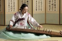 Sydkoreanska Yi Ji-Young spelar på en gayageum, en typ av cittra. Den 1 mars framträder hon på Konserthuset i Stockholm.