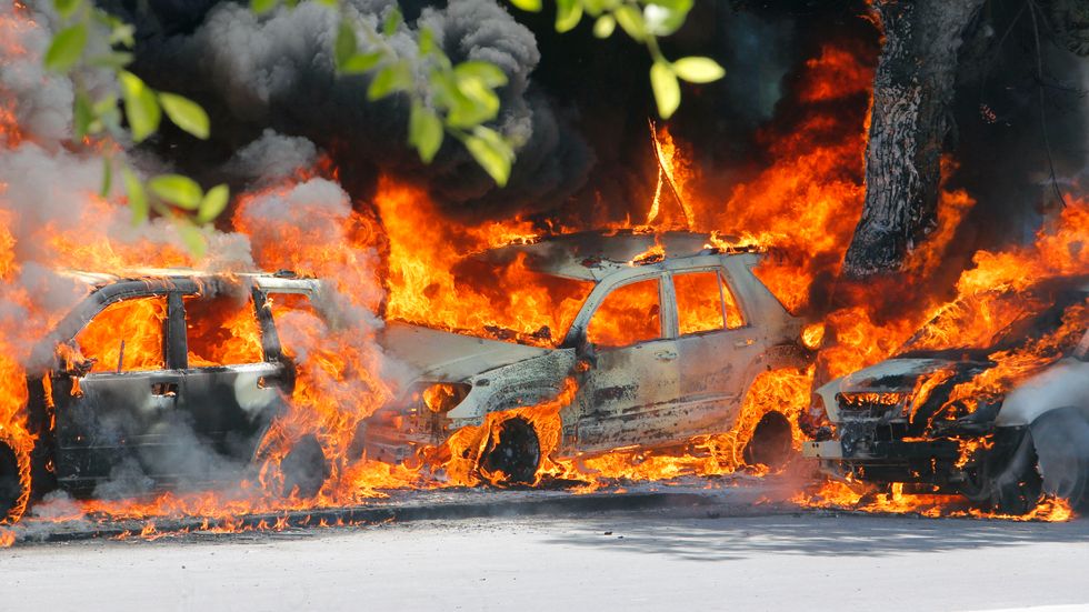 På bilden syns bilar som fattat eld sedan bilbomben exploderat i Mogadishu.