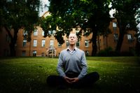 Nils Joneborg är överläkare på Ersta psykiatriska klinik och gör dagliga meditationsövningar. Ett meditationsprogram är ett redskap i arbetet med patienterna.