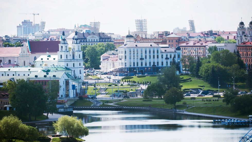 Vy över centrala Minsk med floden Svislatj. Arkivbild.