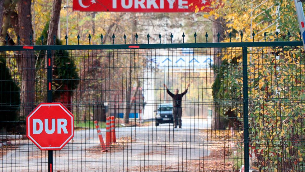 Den 39-årige misstänkte IS-terroristen får lämna ingenmanslandet mellan Grekland och Turkiet.