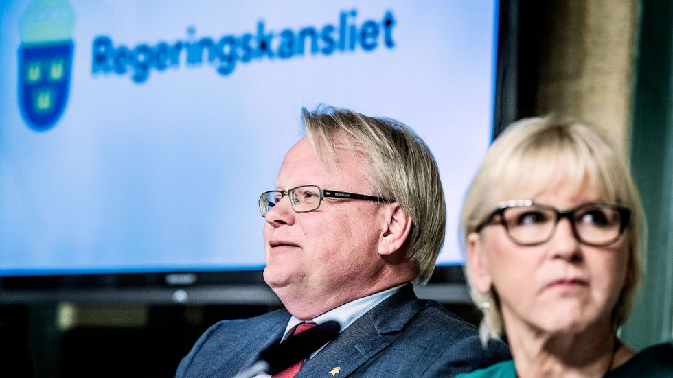 Försvarsminister Peter Hultqvist och utrikesminister Margot Wallström vid presentationen av Bringéus rapport.