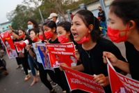 Demonstranter protesterar i Myanmars nästa största stad Mandalay på måndagen.