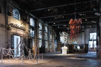 Utställningen ”Glasstress” visas i en före detta glashytta på Murano. I förgrunden syns Fiona Banners rep i glas.