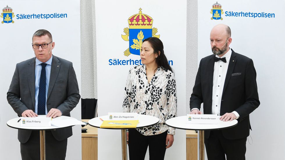 Säpos chef Klas Friberg, Ahn-Za Hagström och Kennet Alexandersson presenterar Säpos årsbok.