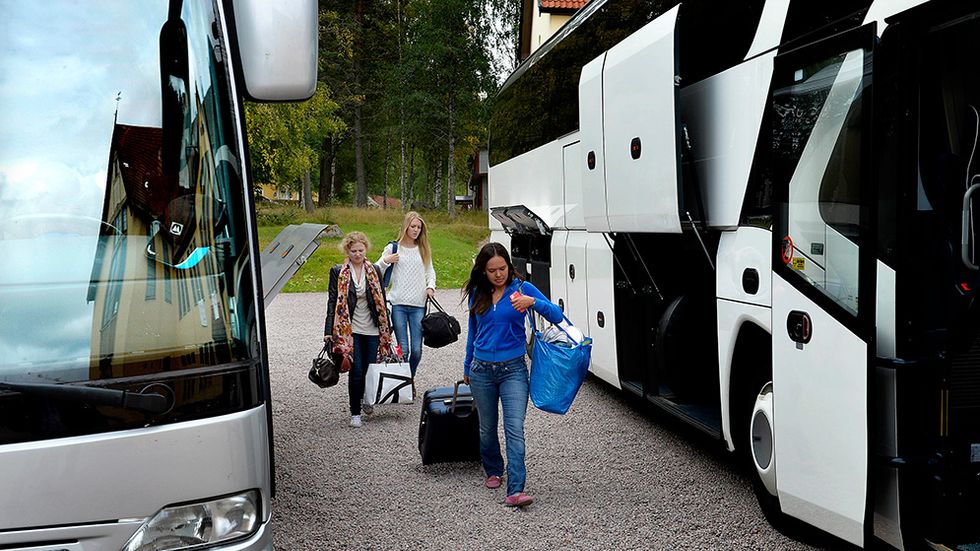 I chartrade bussar lämnade eleverna den stängda Lundsbergsskolan på torsdagen.