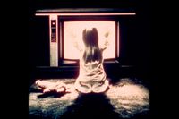Yngsta dottern Carol Anne (Heather O'Rourke) framför tv-apparaten i "Poltergeist".