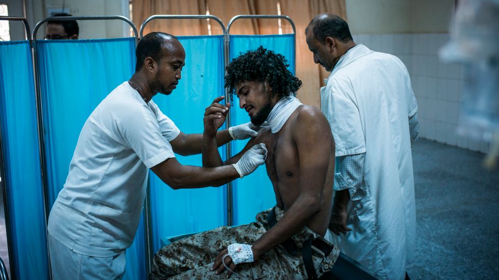 Patient som har drabbats av kriget vårdas på Läkare utan gränsers sjukhus i Aden.