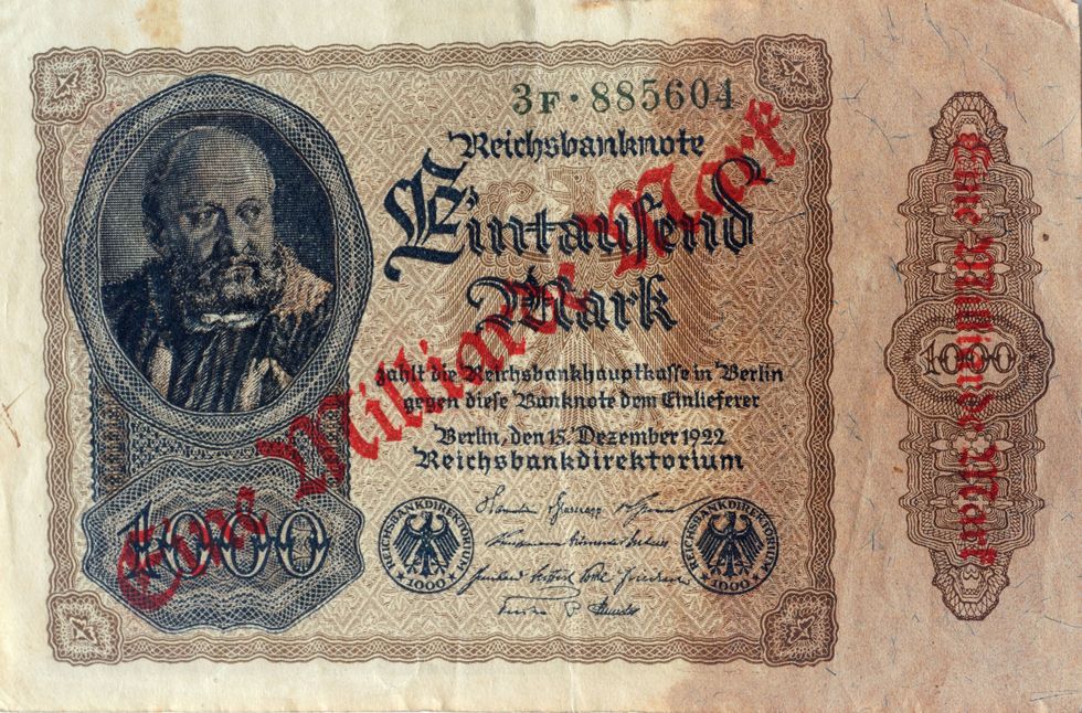 Tysk 1000-markssedel från december 1922 omstämplad till ett värde av en miljard mark.
