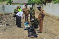 Lankesisk polis och militär visar upp beslagtagna föremål som hittats vid en räd i östra Sri Lanka och som troligen använts för att tillverka bomber. Arkivbild.