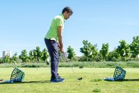 Saeed går en golfkurs på Årstafältet för att lära känna svenskar. Mimmi,  Saeed Alnahhal och Carl Edberg.