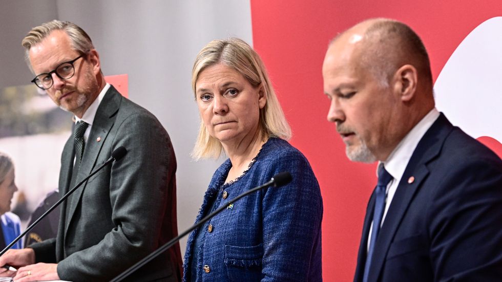 Finansminister Mikael Damberg (S), statsminister Magdalena Andersson (S) och justitieminister Morgan Johansson (S) presenterar nytt polismål för Socialdemokraterna.