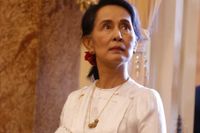 Myanmars ledare Aung San Suu Kyi fick fredspriset 1991. Nu, över 25 år senare, ifrågasätts hennes utnämning när hon anklagas för att inte stoppa militärens misstänkta folkmord på Myanmars muslimska minoritet.
