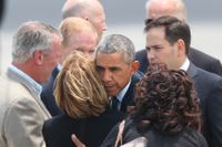 President Obama kramar Orange Countys borgmästare Teresa Jacobs vid ankomsten till Orlando.