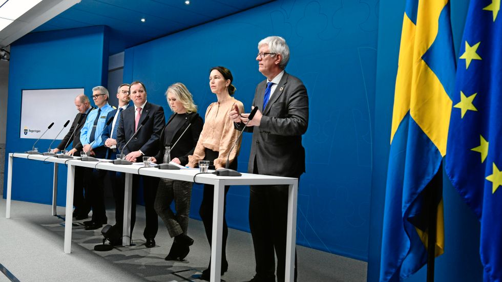 När en stor majoritet av Europas länder väljer andra vägar i bekämpningen av covid-19 bör Sveriges metoder och strategier granskas och jämföras med länder som gjort andra val, skriver debattörerna. 